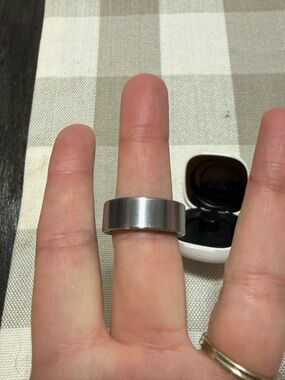 Woman’s Qalo Smart Ring